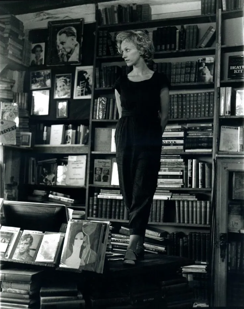 Mujer entre libros y estanterías Mujer entre libros y estanterías