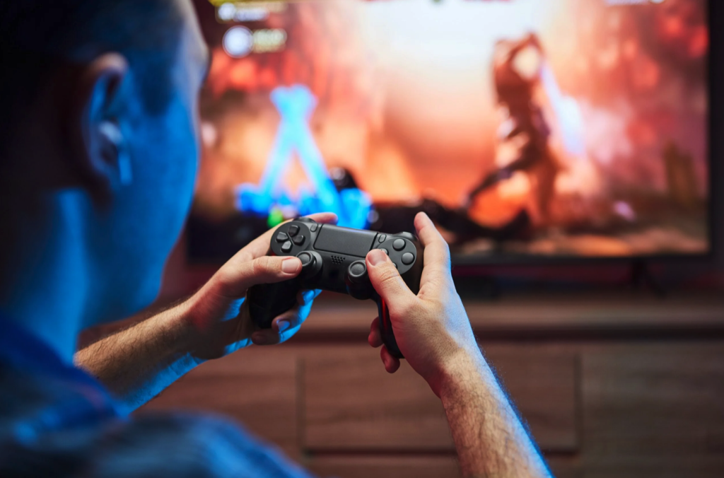 persona jugando videojuegos chico con mando de consola jugando